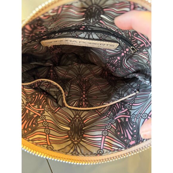 Gorgeous Sondra Roberts Squared crossbody; metalic silver and taupe - Picture 9 of 9